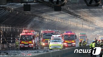 본문 이미지 - 29일 오후 경기도 과천시 갈현동 제2경인고속도로 북의왕IC 인근에서 트럭에 화재가 발생, 출동한 소방대원들이 화재 진압을 벌이고 있다. 2022.12.29/뉴스1 ⓒ News1 김영운 기자