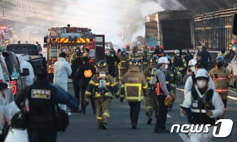 본문 이미지 - 29일 오후 경기도 과천시 갈현동 제2경인고속도로 북의왕IC 인근에서 트럭에 화재가 발생, 출동한 소방대원들이 화재 진압을 벌이고 있다. 2022.12.29/뉴스1 ⓒ News1 김영운 기자
