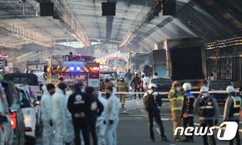 본문 이미지 - 29일 오후 경기도 과천시 갈현동 제2경인고속도로 북의왕IC 인근에서 트럭에 화재가 발생, 출동한 소방대원들이 화재 진압을 벌이고 있다. 2022.12.29/뉴스1 ⓒ News1 김영운 기자