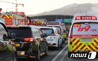 본문 이미지 - 29일 오후 경기도 과천시 갈현동 제2경인고속도로 북의왕IC 인근에서 트럭에 화재가 발생, 구급차들이 화재현장으로 들어가고 있다. 2022.12.29/뉴스1 ⓒ News1 김영운 기자