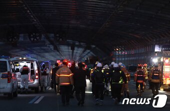본문 이미지 - 29일 오후 경기도 과천시 갈현동 제2경인고속도로 북의왕IC 인근에서 트럭에 화재가 발생, 출동한 소방대원들이 화재 진압을 마치고 화재현장으로 들어가고 있다. 2022.12.29/뉴스1 ⓒ News1 김영운 기자