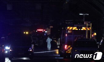 본문 이미지 - 29일 오후 경기도 과천시 갈현동 제2경인고속도로 북의왕IC 인근에서 트럭에 화재가 발생, 출동한 소방대원들이 화재 진압을 마치고 현장 정리를 하고 있다. 2022.12.29/뉴스1 ⓒ News1 김영운 기자