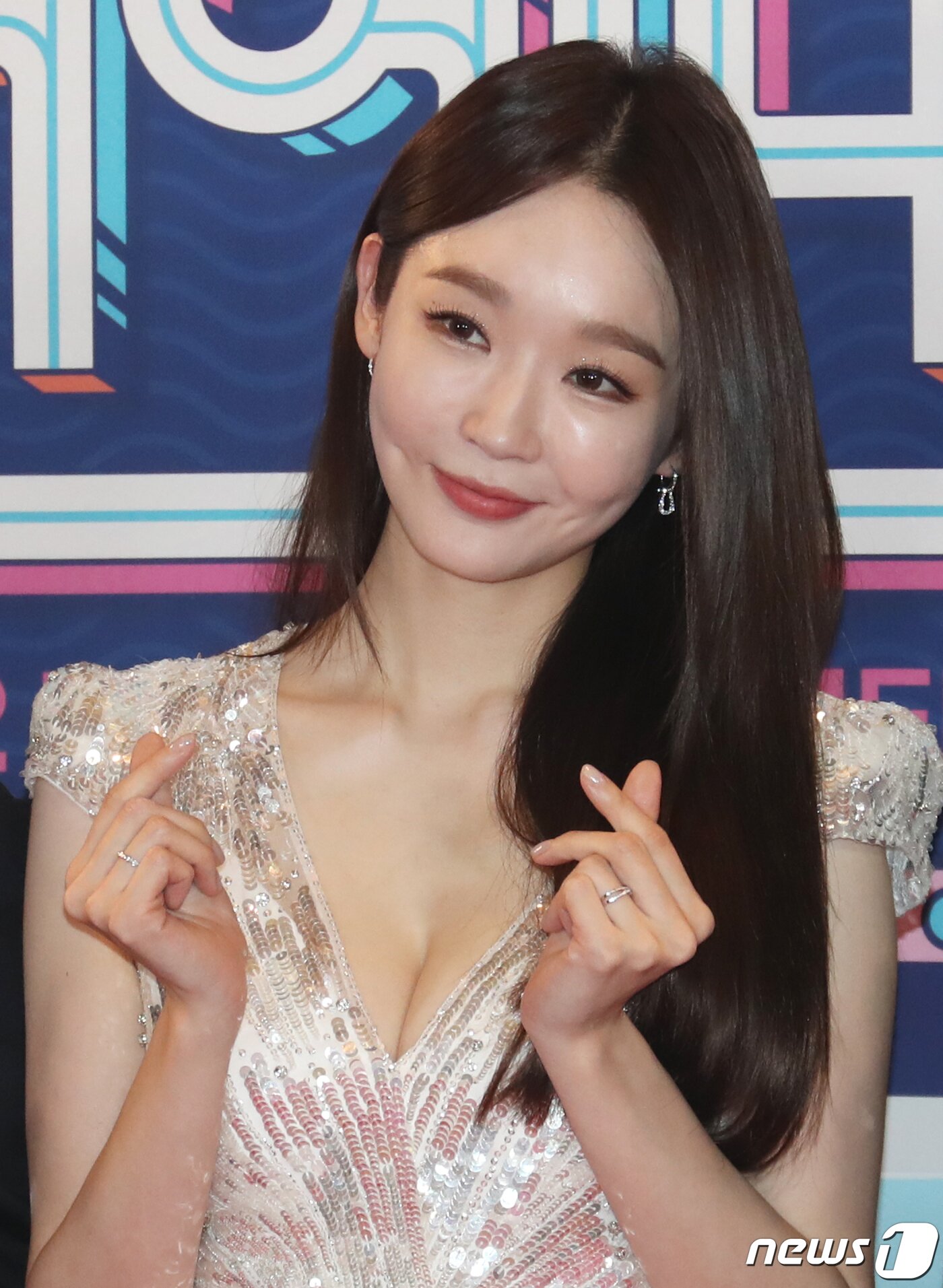 본문 이미지 - 다비치의 강민경이 29일 서울 마포구 상암 MBC 미디어센터에서 열린 '2022 MBC 방송연예대상' 시상식에서 포즈를 취하고 있다. 2022.12.29/뉴스1 ⓒ News1 권현진 기자