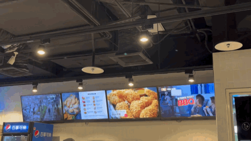 본문 이미지 -   대만 타이베이에 위치한 BBQ 남서점에서 한국 BBQ TV 광고가 재생되고 있는 모습. 