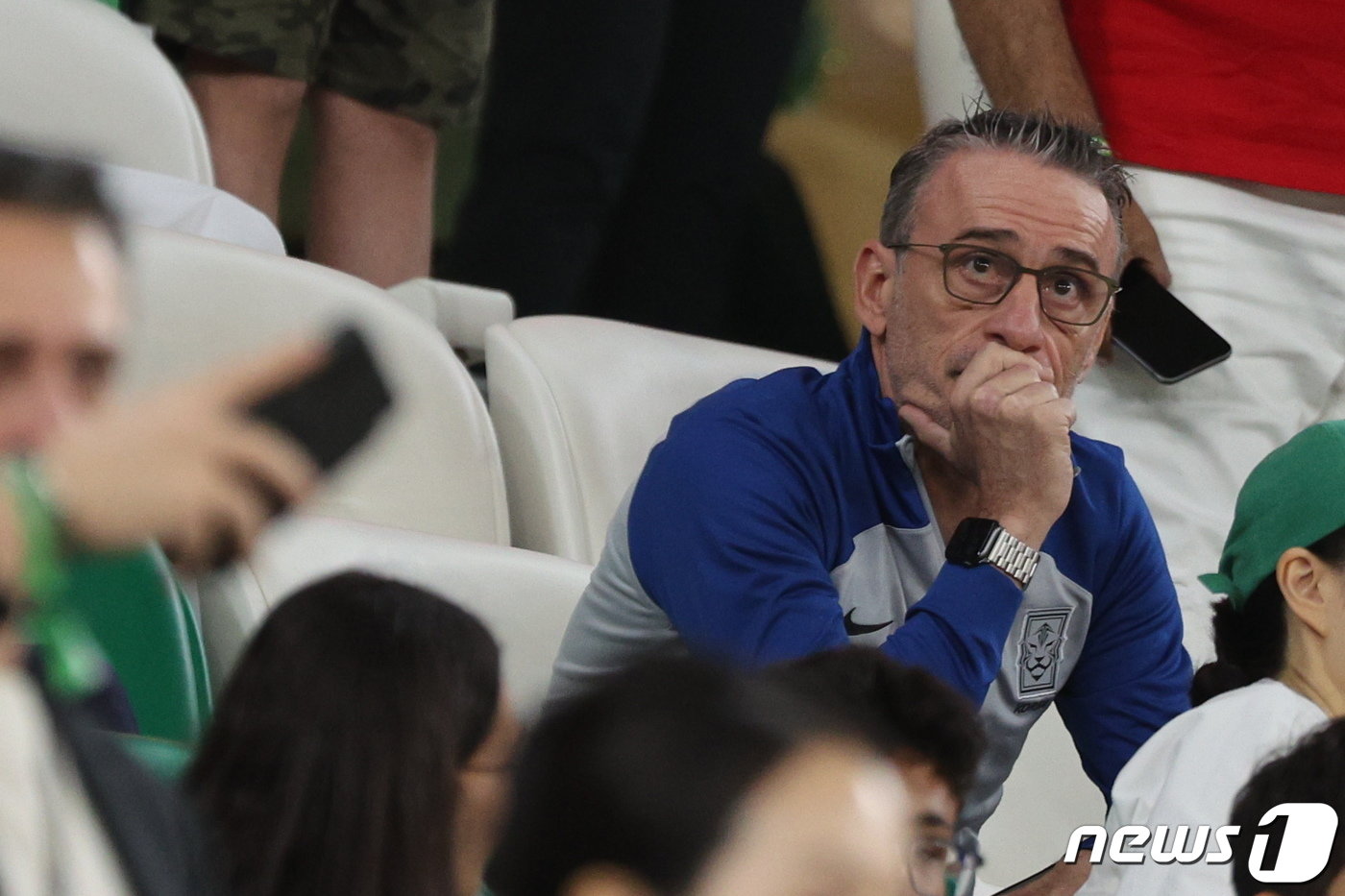 본문 이미지 - 파울루 벤투 대한민국 축구대표팀 감독이 2일 오후&#40;현지시간&#41; 카타르 알라이얀 에듀케이션 시티 스타디움에서 열린 2022 카타르 월드컵 조별리그 H조 3차전 포르투갈과의 경기를 관중석에 앉아 지켜보고 있다. 2022.12.3/뉴스1 ⓒ News1 이동해 기자