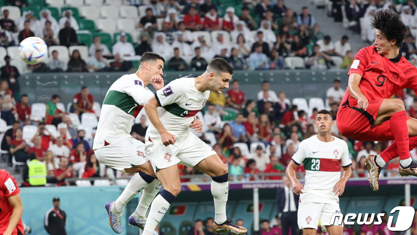 본문 이미지 - 2일 오후&#40;현지시간&#41; 카타르 알라이얀 에듀케이션 시티 스타디움에서 열린 2022 카타르 월드컵 조별리그 H조 3차전 대한민국과 포르투갈의 경기에서 대한민국 조규성이 상대문전을 향해 헤딩슛을 시도하고 있다. 2022.12.3/뉴스1 ⓒ News1 이동해 기자