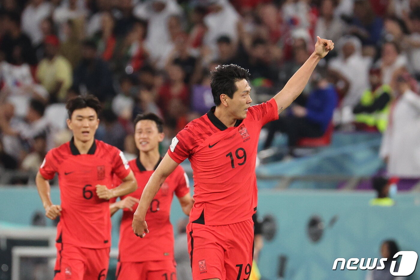 본문 이미지 - 2일 오후(현지시간) 카타르 알라이얀 에듀케이션 시티 스타디움에서 열린 2022 카타르 월드컵 조별리그 H조 3차전 대한민국과 포르투갈의 경기에서 전반전 대한민국 김영권이 동점골을 넣은 후 환호하고 있다. 2022.12.3/뉴스1 ⓒ News1 이광호 기자