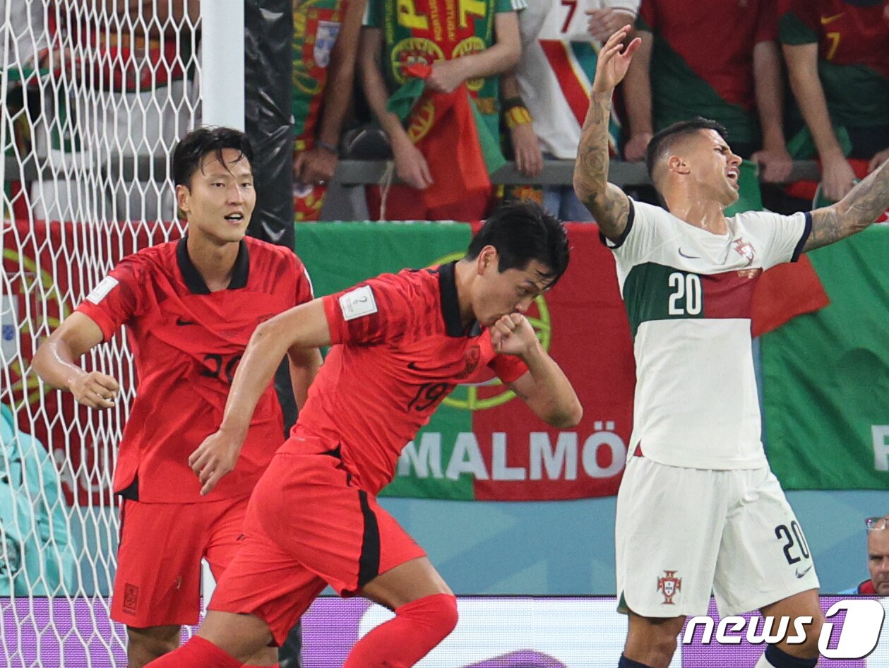 본문 이미지 - 2일 오후(현지시간) 카타르 알라이얀 에듀케이션 시티 스타디움에서 열린 2022 카타르 월드컵 조별리그 H조 3차전 대한민국과 포르투갈의 경기에서 대한민국 김영권이 동점골을 넣은 후 세리머니를 하고 있다. 2022.12.3/뉴스1 ⓒ News1 이광호 기자