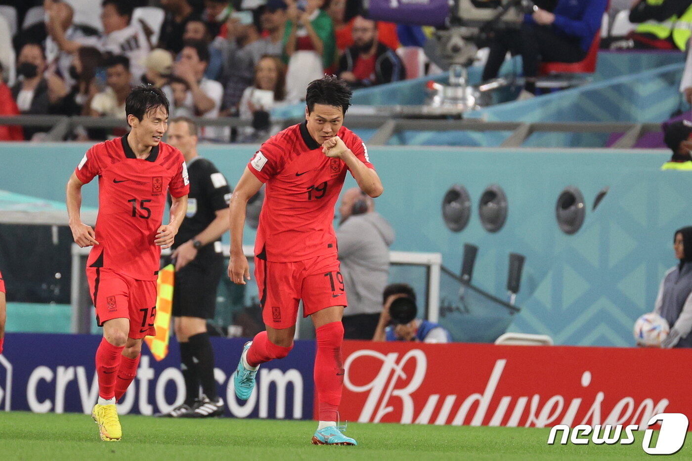 본문 이미지 - 2일 오후(현지시간) 카타르 알라이얀 에듀케이션 시티 스타디움에서 열린 2022 카타르 월드컵 조별리그 H조 3차전 대한민국과 포르투갈의 경기에서 대한민국 김영권이 동점골을 넣은 뒤 기뻐하고 있다. 2022.12.3/뉴스1 ⓒ News1 이광호 기자