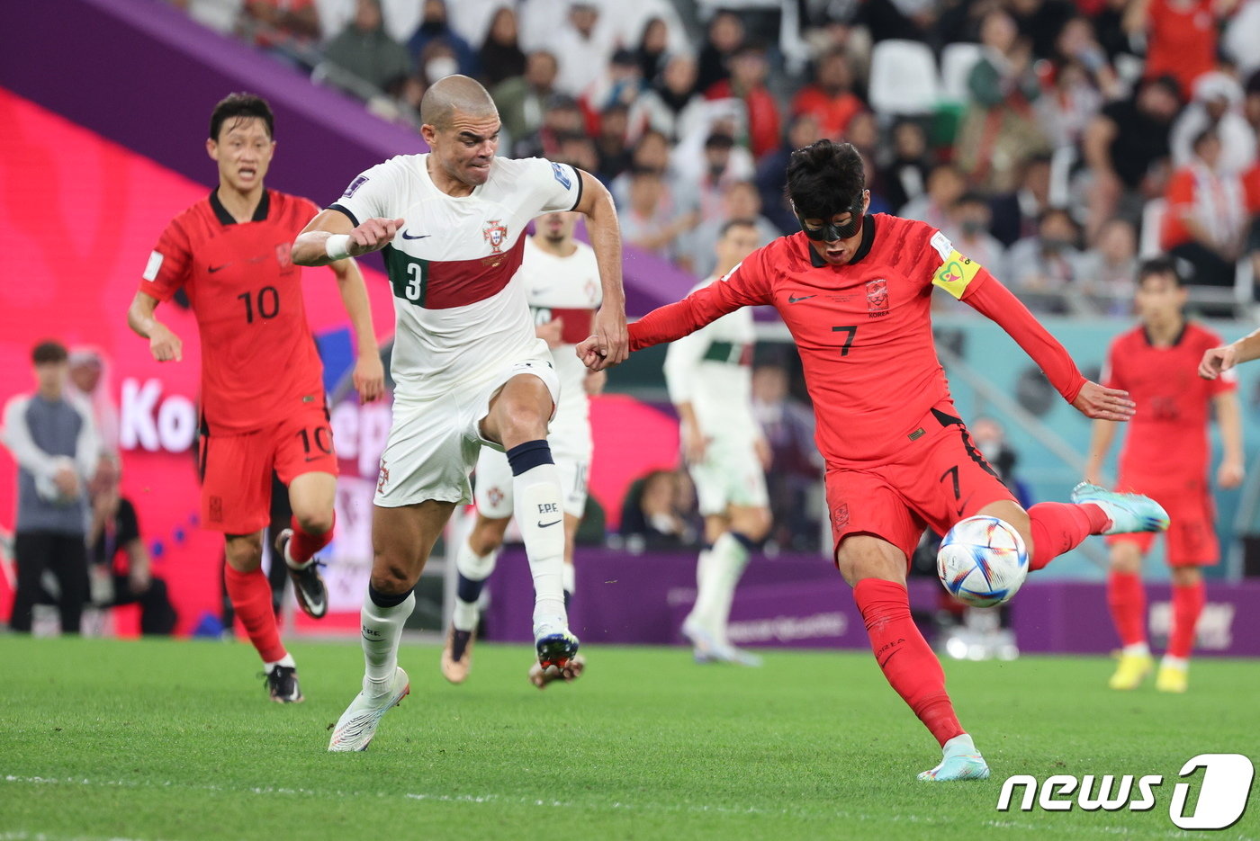 본문 이미지 - 2일 오후&#40;현지시간&#41; 카타르 알라이얀 에듀케이션 시티 스타디움에서 열린 2022 카타르 월드컵 조별리그 H조 3차전 대한민국과 포르투갈의 경기에서 대한민국 손흥민이 슈팅을 하고 있다. 2022.12.3/뉴스1 ⓒ News1 이동해 기자