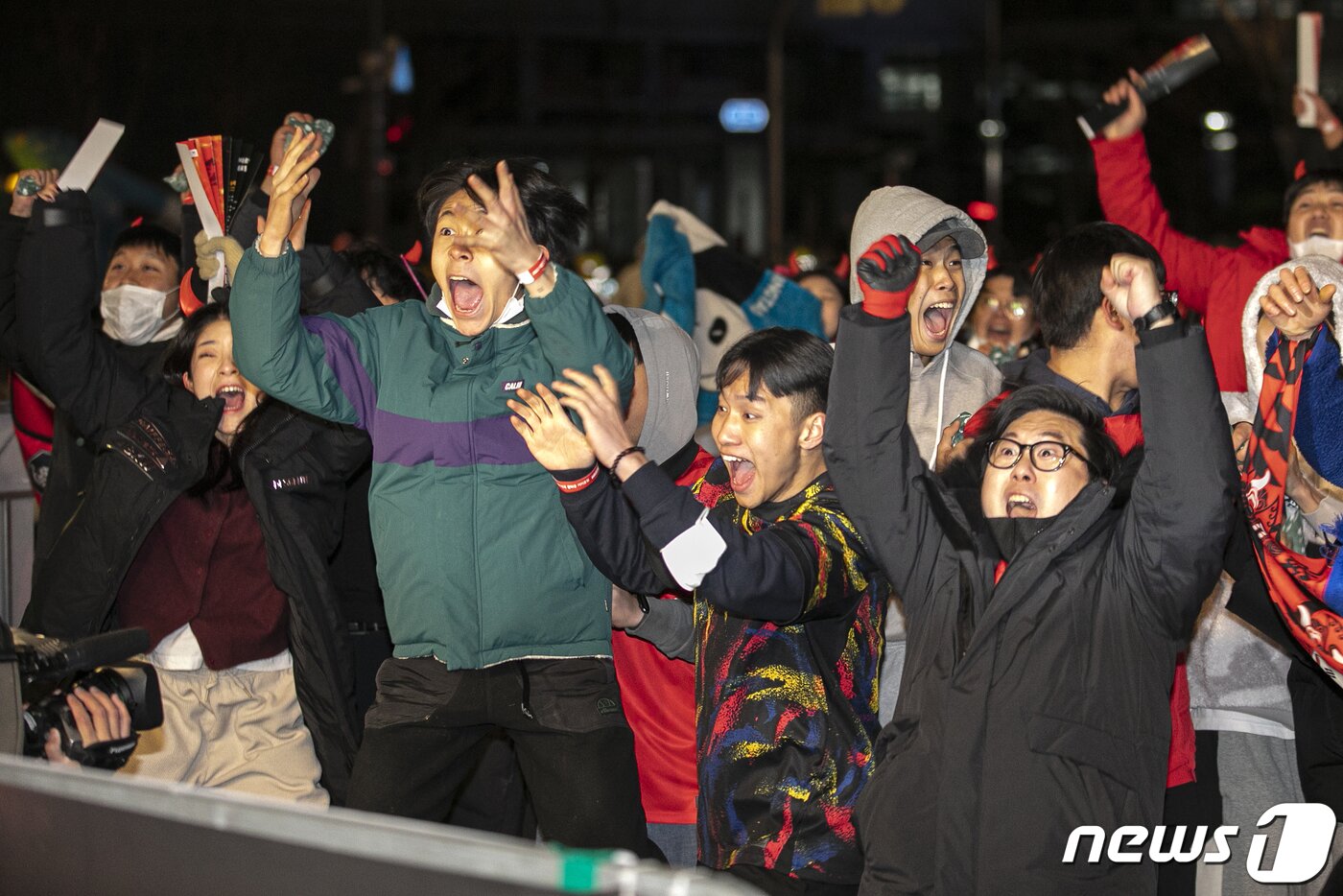 본문 이미지 - 붉은악마와 시민들이 3일 새벽 서울 세종대로 광화문광장에서 2022 카타르 월드컵 H조 조별리그 3차전 대한민국과 포르투갈의 경기를 보다 김영권이 동점골을 넣자 환호하고 있다. 2022.12.3/뉴스1 ⓒ News1 이승배 기자