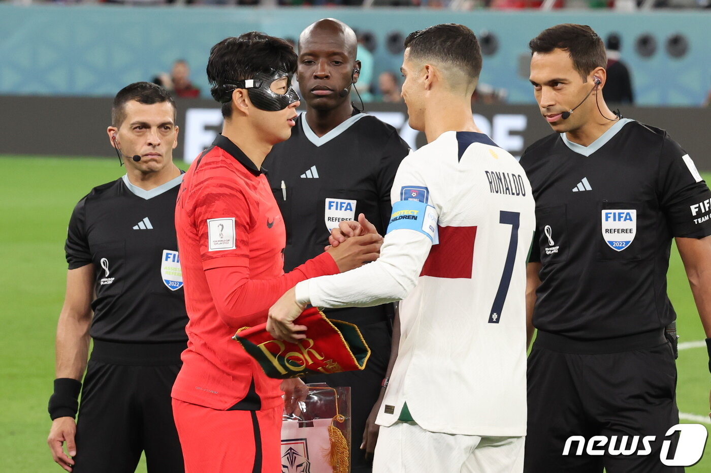 본문 이미지 - 2일 오후(현지시간) 카타르 알라이얀 에듀케이션 시티 스타디움에서 열린 2022 카타르 월드컵 조별리그 H조 3차전 대한민국과 포르투갈의 경기에서 대한민국 손흥민이 호날두와 인사하고 있다. 2022.12.3/뉴스1 ⓒ News1 이동해 기자