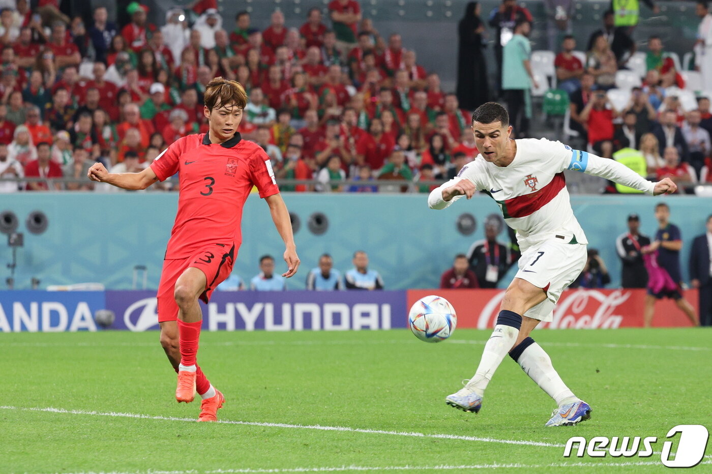 본문 이미지 - 2일 오후(현지시간) 카타르 알라이얀 에듀케이션 시티 스타디움에서 열린 2022 카타르 월드컵 조별리그 H조 3차전 대한민국과 포르투갈의 경기에서 호날두가 슈팅을 시도하고 있다.  ⓒ News1 