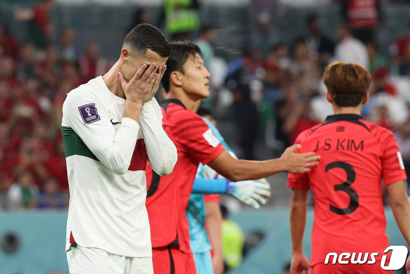 본문 이미지 - 2일 오후(현지시간) 카타르 알라이얀 에듀케이션 시티 스타디움에서 열린 2022 카타르 월드컵 조별리그 H조 3차전 대한민국과 포르투갈의 경기에서 포르투갈 호날두가 득점에 실패한후 아쉬움을 드러내고 있다. 2022.12.3/뉴스1 ⓒ News1 이동해 기자