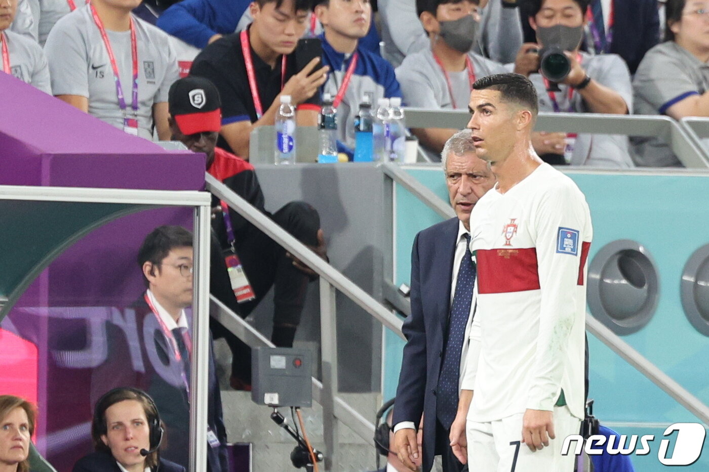 본문 이미지 - 2일 오후(현지시간) 카타르 알라이얀 에듀케이션 시티 스타디움에서 열린 2022 카타르 월드컵 조별리그 H조 3차전 대한민국과 포르투갈의 경기에서 포르투갈 크리스티아누 호날두가 후반 교체되고 있다. ⓒ News1