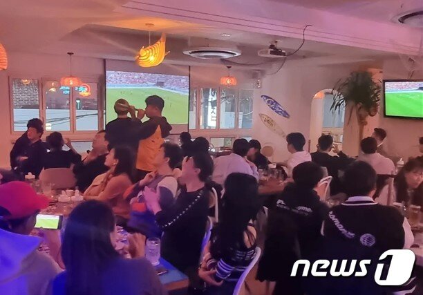 본문 이미지 - 서울 강남구 역삼동 소재 호프집에서 시민들이 월드컵 경기를 관람하고 있다 ⓒ 독자제공