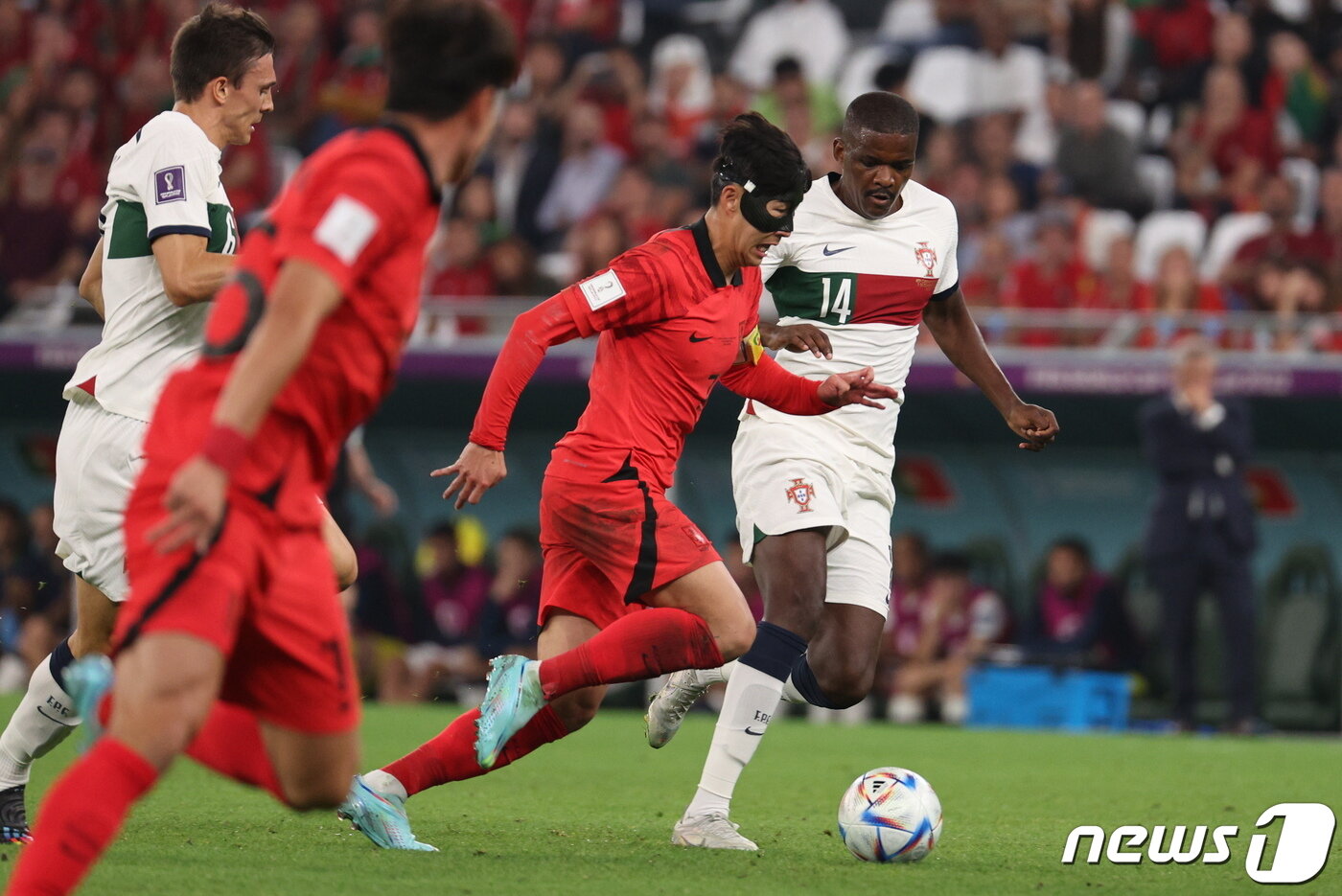 본문 이미지 - 2일 오후(현지시간) 카타르 알라이얀 에듀케이션 시티 스타디움에서 열린 2022 카타르 월드컵 조별리그 H조 3차전 대한민국과 포르투갈의 경기에서 대한민국 손흥민이 상대문전을 향해 드리블을 하고 있다. 2022.12.3/뉴스1 ⓒ News1 이광호 기자