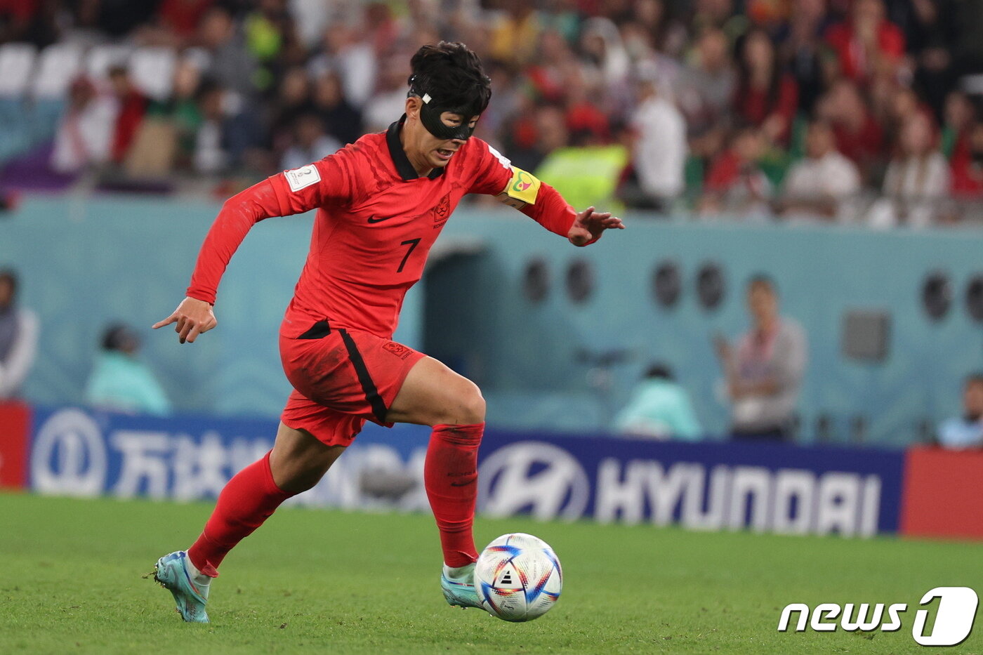 본문 이미지 - 2일 오후(현지시간) 카타르 알라이얀 에듀케이션 시티 스타디움에서 열린 2022 카타르 월드컵 조별리그 H조 3차전 대한민국과 포르투갈의 경기에서 대한민국 손흥민이 상대문전을 향해 드리블을 하고 있다. 2022.12.3/뉴스1 ⓒ News1 이광호 기자