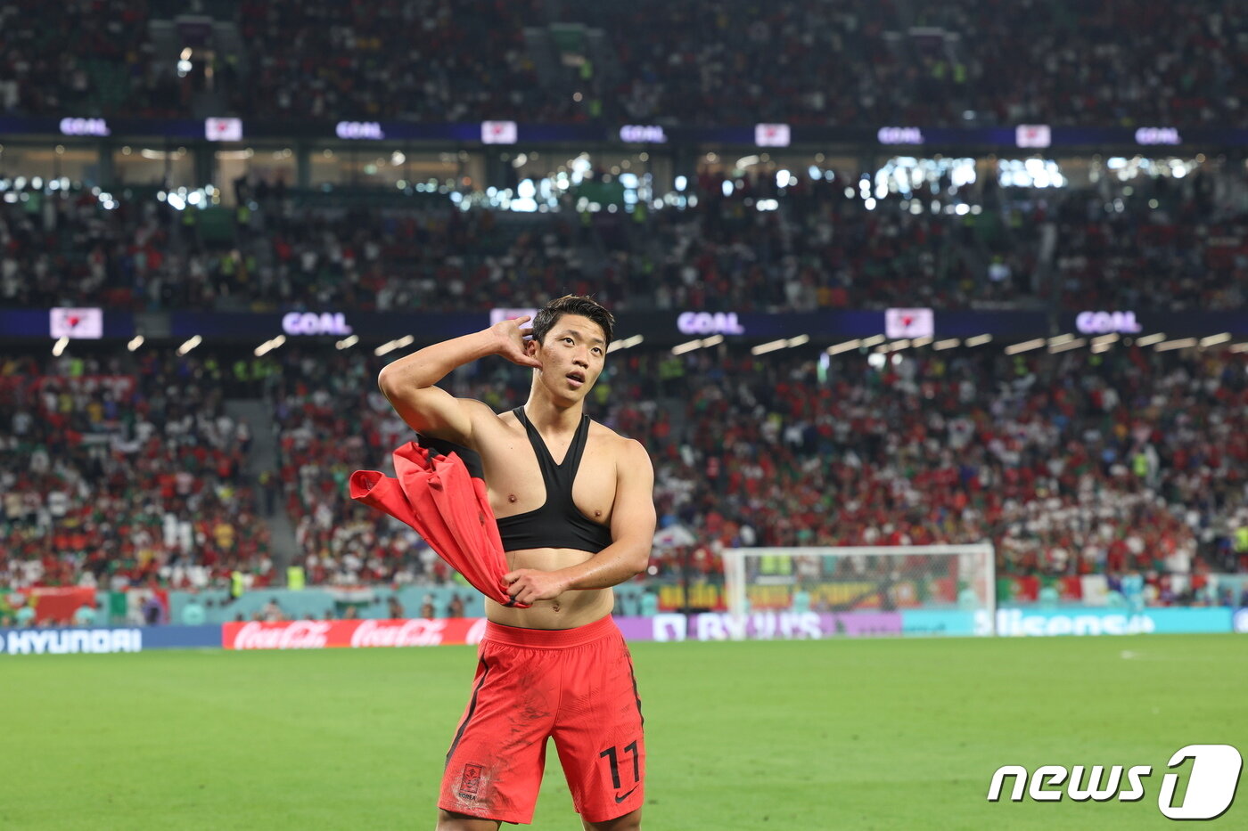 본문 이미지 - 2일 오후(현지시간) 카타르 알라이얀 에듀케이션 시티 스타디움에서 열린 2022 카타르 월드컵 조별리그 H조 3차전 대한민국과 포르투갈의 경기에서 대한민국 황희찬이 역전골을 넣은 뒤 팀 동료들에 둘러싸여 기쁨을 나누고 있다. 2022.12.3/뉴스1 ⓒ News1 이광호 기자