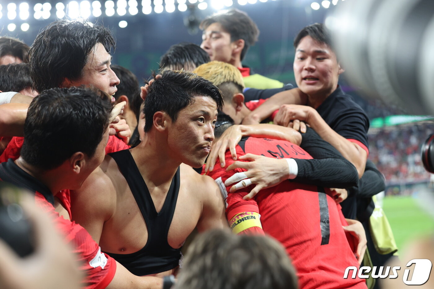 본문 이미지 - 2일 오후(현지시간) 카타르 알라이얀 에듀케이션 시티 스타디움에서 열린 2022 카타르 월드컵 조별리그 H조 3차전 대한민국과 포르투갈의 경기에서 대한민국 황희찬이 역전골을 넣은 뒤 팀 동료들에 둘러싸여 기쁨을 나누고 있다. 2022.12.3/뉴스1 ⓒ News1 이광호 기자