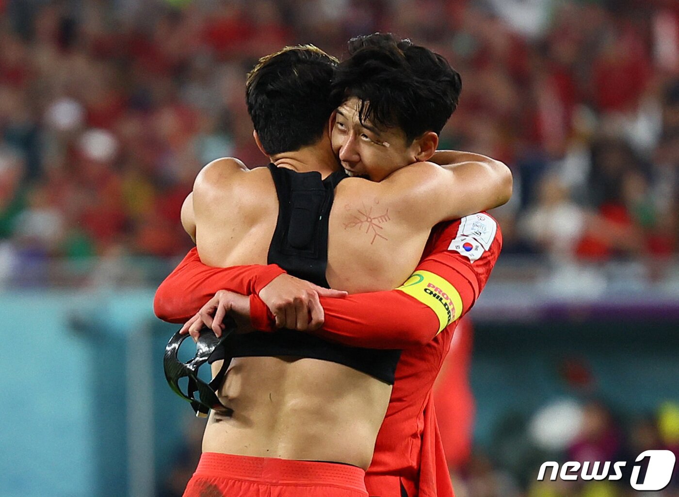 본문 이미지 - 2022 카타르 월드컵 에서 16강 진출 후 황희찬과 기뻐하는 손흥민. ⓒ 로이터=뉴스1 