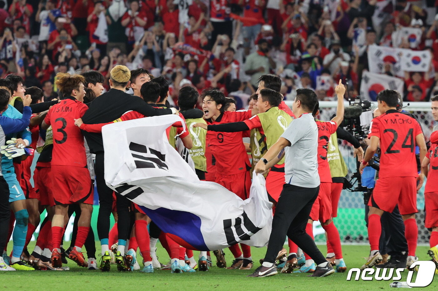 본문 이미지 - 2일 오후(현지시간) 카타르 알라이얀 에듀케이션 시티 스타디움에서 열린 2022 카타르 월드컵 조별리그 H조 3차전 대한민국과 포르투갈의 경기에서 2대1 역전승을 거둔 대한민국 축구대표팀이 16강이 확정되자 환호하고 있다.2022.12.3/뉴스1 ⓒ News1 이동해 기자
