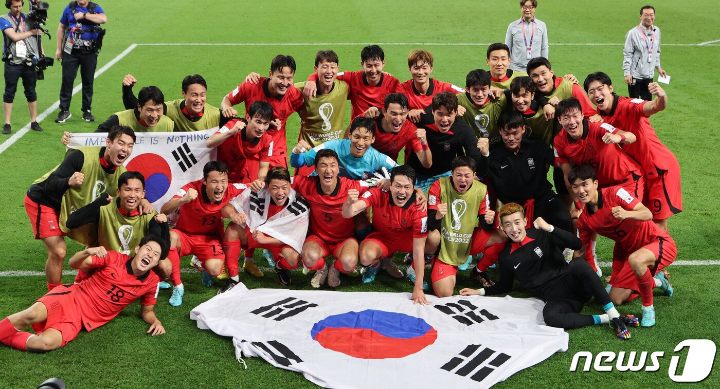본문 이미지 - 2일 오후&#40;현지시간&#41; 카타르 알라이얀 에듀케이션 시티 스타디움에서 열린 2022 카타르 월드컵 조별리그 H조 3차전 대한민국과 포르투갈의 경기에서 2대 1로 승리하며 16강 진출을 확정지은 대한민국 선수들이 환호하고 있다. 2022.12.3/뉴스1 ⓒ News1 이광호 기자