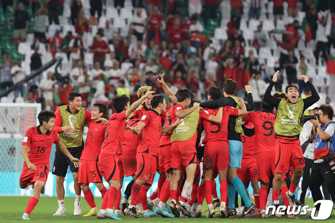본문 이미지 - 4년 전 2022 카타르 월드컵에서 16강에 올랐던 축구 대표팀. ⓒ 뉴스1 이광호 기자