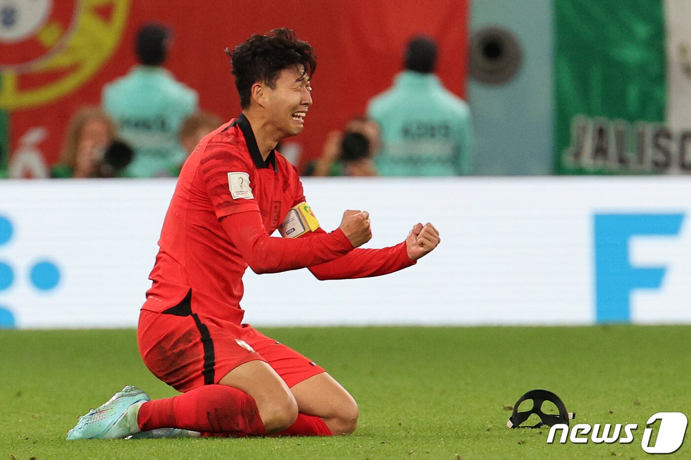 본문 이미지 - 카타르 월드컵 16강 진출을 확정한 뒤 기뻐하는 손흥민 2022.12.3/뉴스1 ⓒ News1 이광호 기자