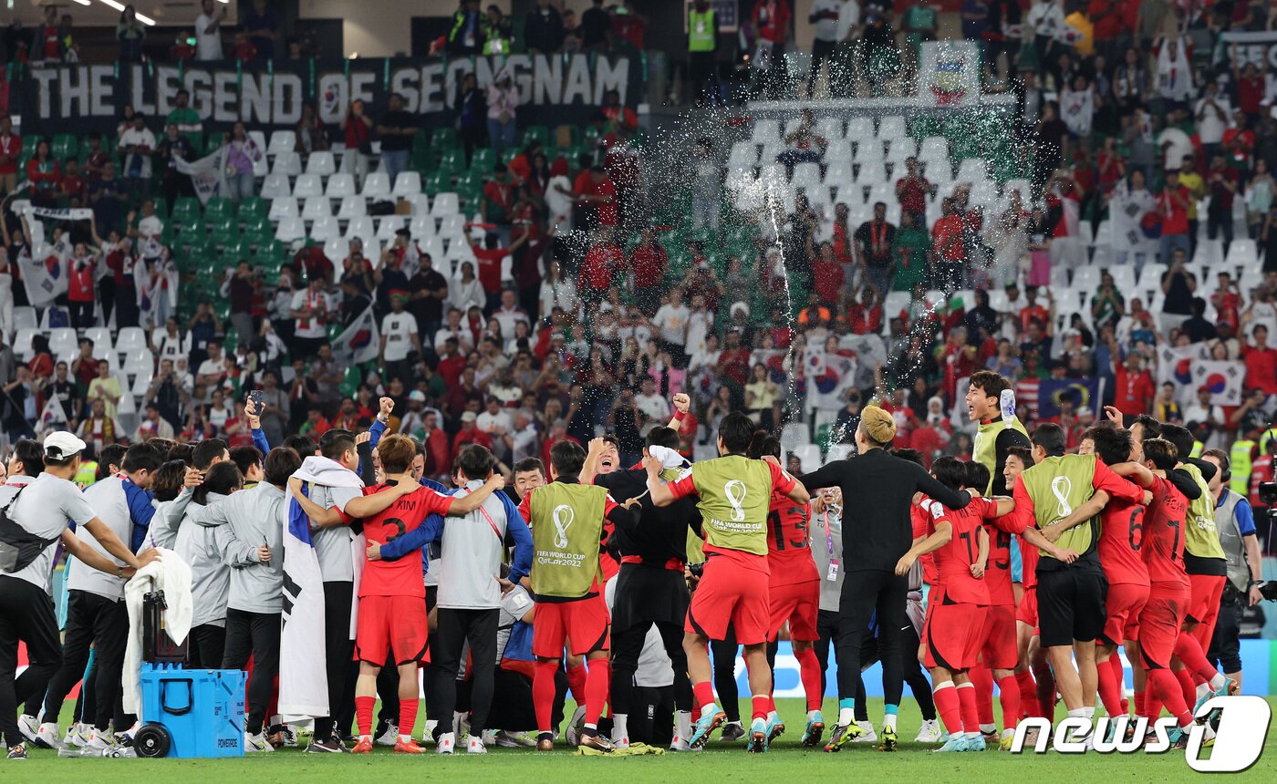 본문 이미지 - 2일 오후(현지시간) 카타르 알라이얀 에듀케이션 시티 스타디움에서 열린 2022 카타르 월드컵 조별리그 H조 3차전 대한민국과 포르투갈의 경기에서 2대1 역전승을 거둔 대한민국 손흥민 등 축구대표팀이 16강이 확정되자 환호하고 있다.2022.12.3/뉴스1 ⓒ News1 이동해 기자