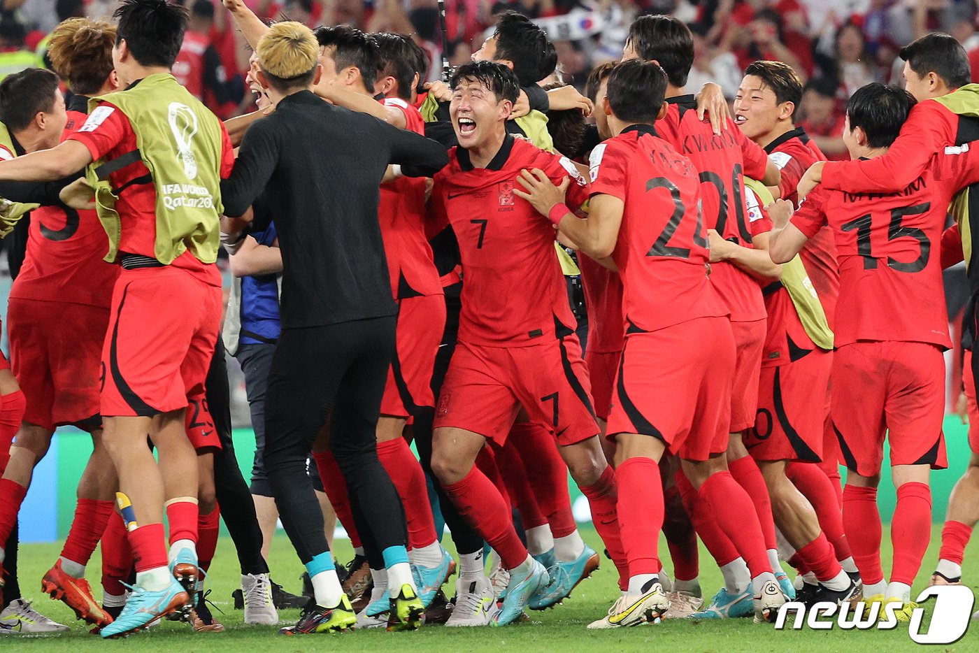 본문 이미지 - 2일 오후&#40;현지시간&#41; 카타르 알라이얀 에듀케이션 시티 스타디움에서 열린 2022 카타르 월드컵 조별리그 H조 3차전 대한민국과 포르투갈의 경기에서 2대1 역전승을 거둔 대한민국 손흥민 등 축구대표팀이 16강이 확정되자 환호하고 있다.2022.12.3/뉴스1 ⓒ News1 이동해 기자