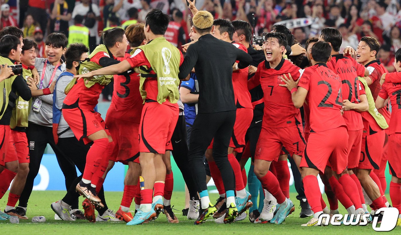 본문 이미지 - 2일 오후&#40;현지시간&#41; 카타르 알라이얀 에듀케이션 시티 스타디움에서 열린 2022 카타르 월드컵 조별리그 H조 3차전 대한민국과 포르투갈의 경기에서 2대1 역전승을 거둔 대한민국 손흥민 등 축구대표팀이 16강이 확정되자 환호하고 있다.2022.12.3/뉴스1 ⓒ News1 이동해 기자