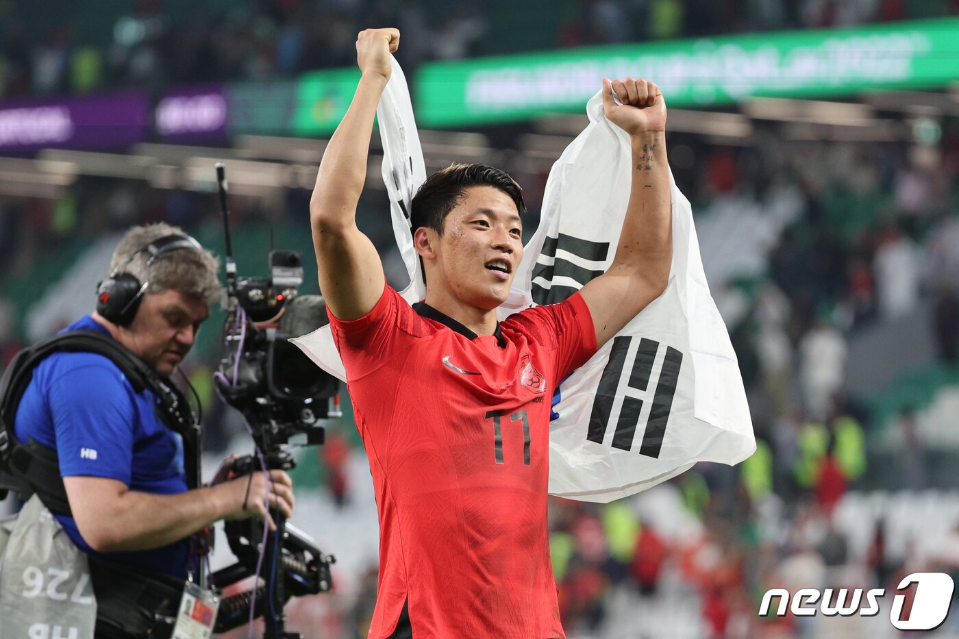 본문 이미지 - 2일 오후(현지시간) 카타르 알라이얀 에듀케이션 시티 스타디움에서 열린 2022 카타르 월드컵 조별리그 H조 3차전 대한민국과 포르투갈의 경기에서 2대 1로 승리한 대한민국의 황희찬이 응원단을 향해 인사하고 있다. 2022.12.3/뉴스1 ⓒ News1 이광호 기자