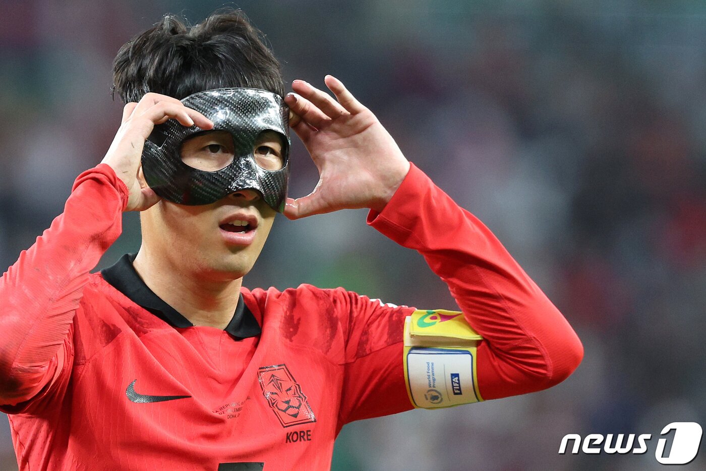 본문 이미지 - 카타르 월드컵에서 마스크를 썼던 손흥민. 2022.12.3 ⓒ 뉴스1 이동해 기자