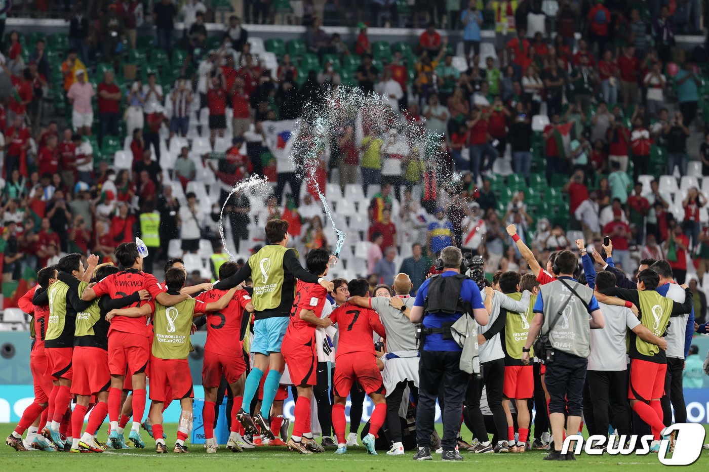 본문 이미지 - 2일 오후&#40;현지시간&#41; 카타르 알라이얀 에듀케이션 시티 스타디움에서 열린 2022 카타르 월드컵 조별리그 H조 3차전 대한민국과 포르투갈의 경기에서 2대 1로 승리하며 16강 진출을 확정지은 대한민국 선수들이 환호하고 있다. 2022.12.3/뉴스1 ⓒ News1 이광호 기자