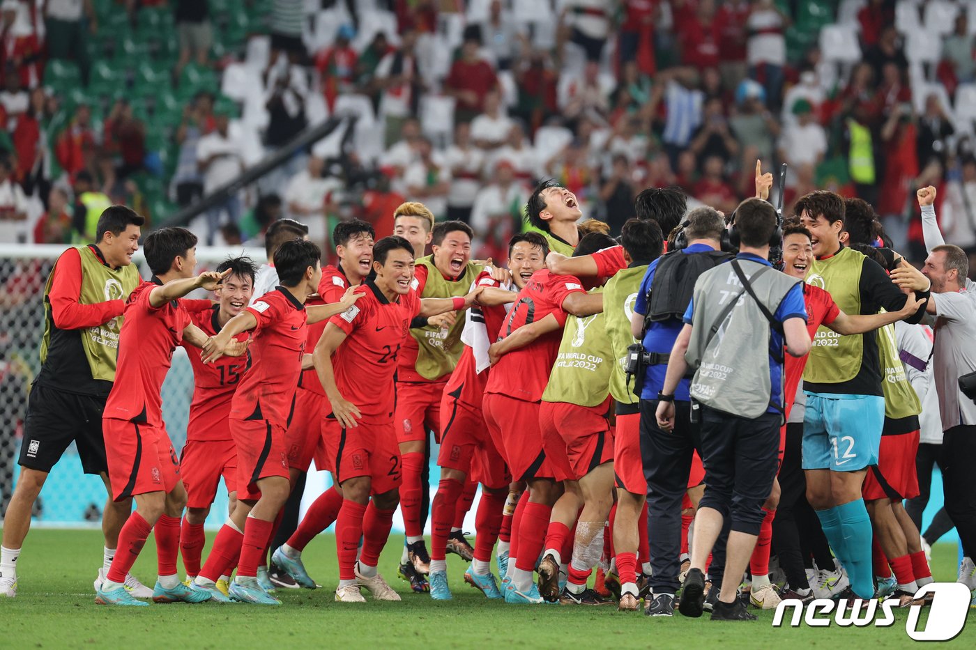 본문 이미지 - 2일 오후&#40;현지시간&#41; 카타르 알라이얀 에듀케이션 시티 스타디움에서 열린 2022 카타르 월드컵 조별리그 H조 3차전 대한민국과 포르투갈의 경기에서 2대 1로 승리하며 16강 진출을 확정지은 대한민국 선수들이 환호하고 있다. 2022.12.3/뉴스1 ⓒ News1 이광호 기자