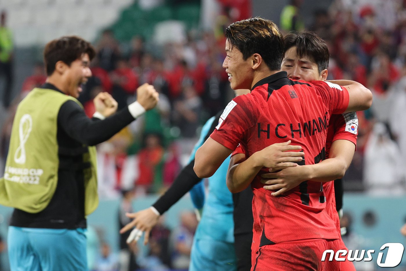 본문 이미지 - 2일 오후(현지시간) 카타르 알라이얀 에듀케이션 시티 스타디움에서 열린 2022 카타르 월드컵 조별리그 H조 3차전 대한민국과 포르투갈의 경기에서 2대 1로 승리하며 16강 진출을 확정지은 대한민국 황희찬과 이강인이 포옹하고 있다. 2022.12.3/뉴스1 ⓒ News1 이광호 기자