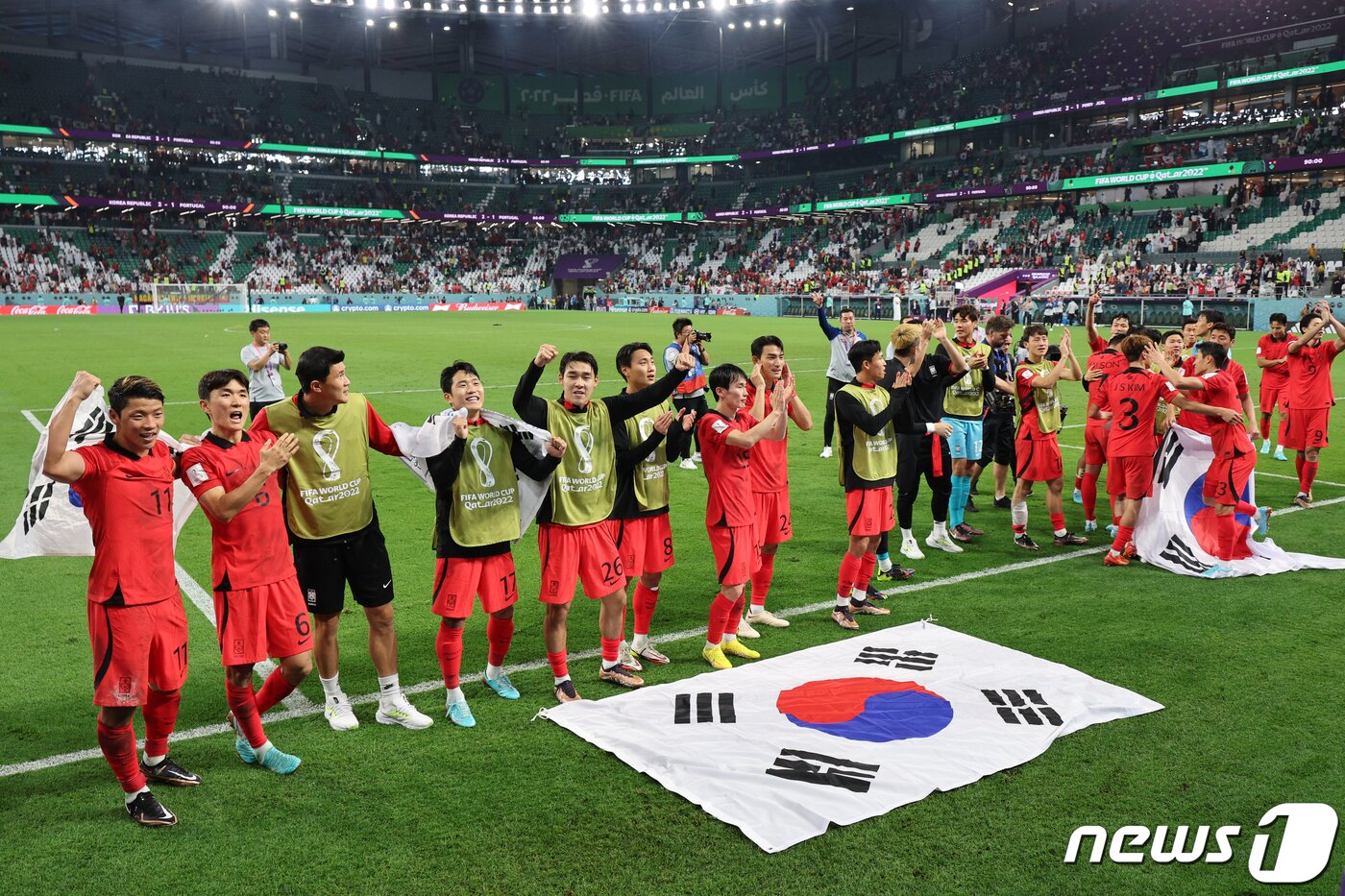 본문 이미지 - 2일 오후(현지시간) 카타르 알라이얀 에듀케이션 시티 스타디움에서 열린 2022 카타르 월드컵 조별리그 H조 3차전 대한민국과 포르투갈의 경기에서 2대 1로 승리하며 16강 진출을 확정지은 대한민국 선수들이 기쁨을 나누고 있다. 2022.12.3/뉴스1 ⓒ News1 이광호 기자