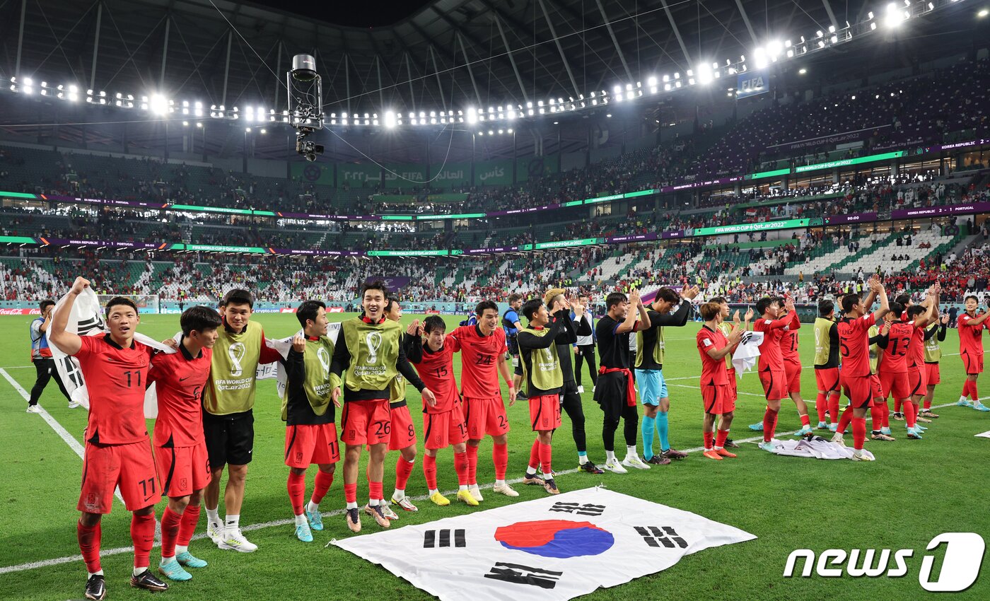 본문 이미지 - 4년 전 초반 고비를 넘고 16강에 올랐던 축구대표팀. 2022.12.3 ⓒ 뉴스1 이광호 기자