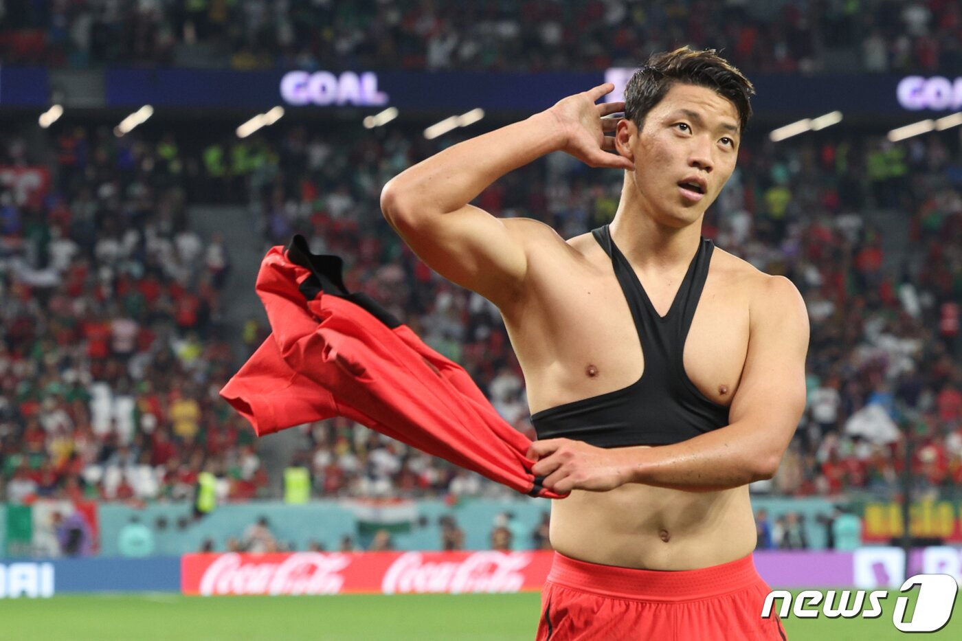 본문 이미지 - 2일 오후(현지시간) 카타르 알라이얀 에듀케이션 시티 스타디움에서 열린 2022 카타르 월드컵 조별리그 H조 3차전 대한민국과 포르투갈의 경기에서 대한민국 황희찬이 역전골을 성공시킨뒤 세리머니를 하고 있다. 2022.12.3/뉴스1 ⓒ News1 이광호 기자