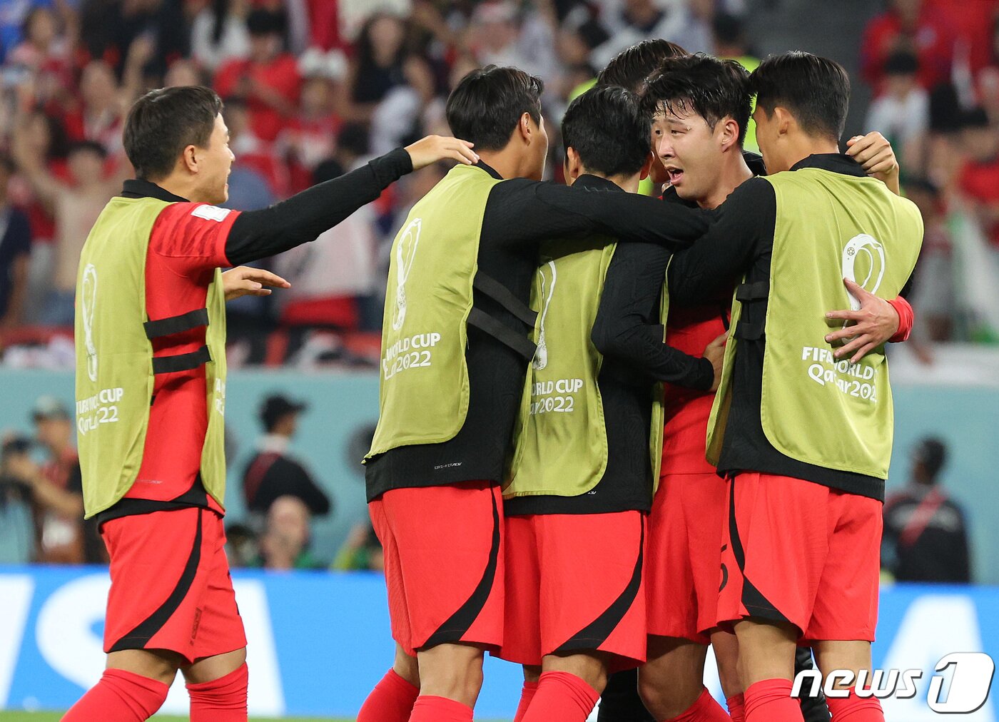 본문 이미지 - 2일 오후(현지시간) 카타르 알라이얀 에듀케이션 시티 스타디움에서 열린 2022 카타르 월드컵 조별리그 H조 3차전 대한민국과 포르투갈의 경기에서 2대1 역전승을 거둔 대한민국 손흥민 등 축구대표팀이 얼싸안고 있다.2022.12.3/뉴스1 ⓒ News1 이동해 기자