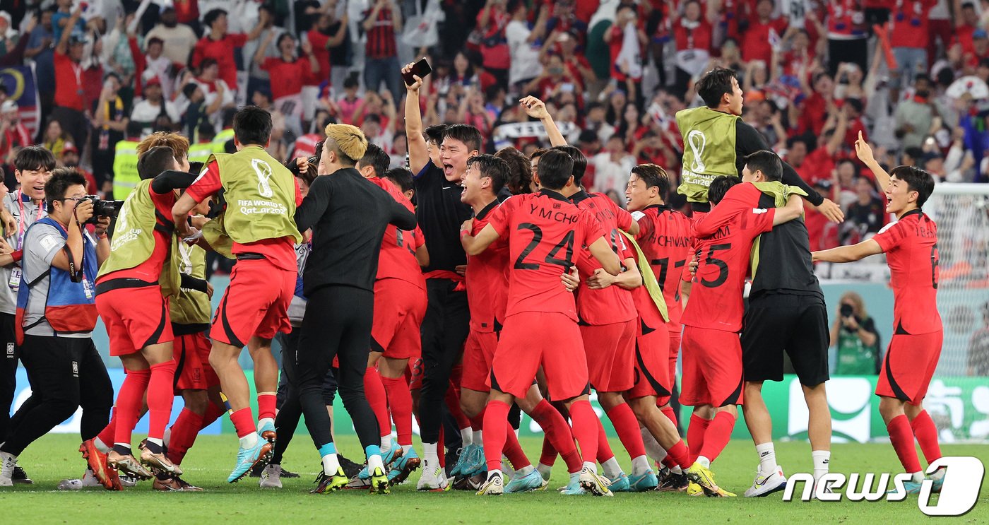 본문 이미지 - 2일 오후&#40;현지시간&#41; 카타르 알라이얀 에듀케이션 시티 스타디움에서 열린 2022 카타르 월드컵 조별리그 H조 3차전 대한민국과 포르투갈의 경기에서 2대1 역전승을 거둔 대한민국 손흥민 등 축구대표팀이 16강이 확정되자 환호하고 있다.2022.12.3/뉴스1 ⓒ News1 이동해 기자