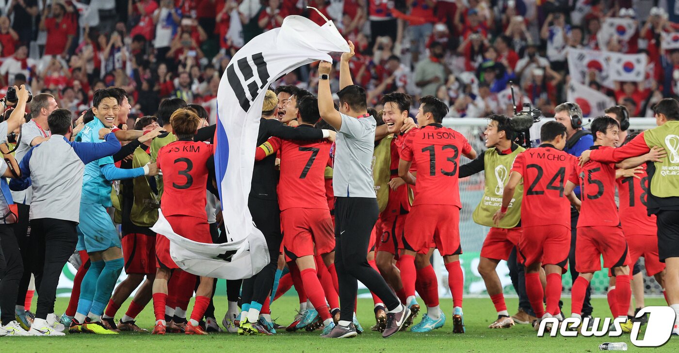 본문 이미지 - 2일 오후(현지시간) 카타르 알라이얀 에듀케이션 시티 스타디움에서 열린 2022 카타르 월드컵 조별리그 H조 3차전 대한민국과 포르투갈의 경기에서 2대1 역전승을 거둔 대한민국 손흥민 등 축구대표팀이 16강이 확정되자 환호하고 있다.2022.12.3/뉴스1 ⓒ News1 이동해 기자