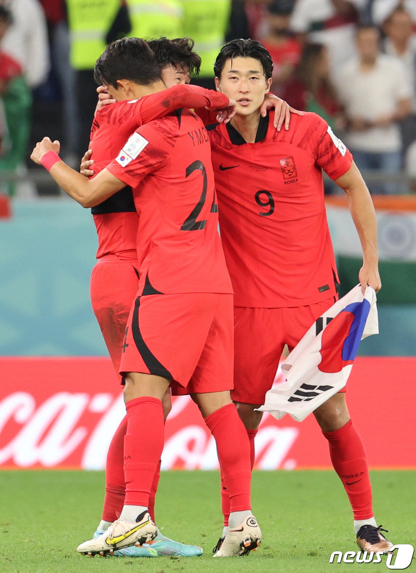 본문 이미지 - 2일 오후&#40;현지시간&#41; 카타르 알라이얀 에듀케이션 시티 스타디움에서 열린 2022 카타르 월드컵 조별리그 H조 3차전 대한민국과 포르투갈의 경기에서 대한민국이 2대 1로 승리하자 손흥민이 눈물을 흘리며 조규성, 윤종규와 기쁨을 나누고 있다. 2022.12.3/뉴스1 ⓒ News1 이광호 기자