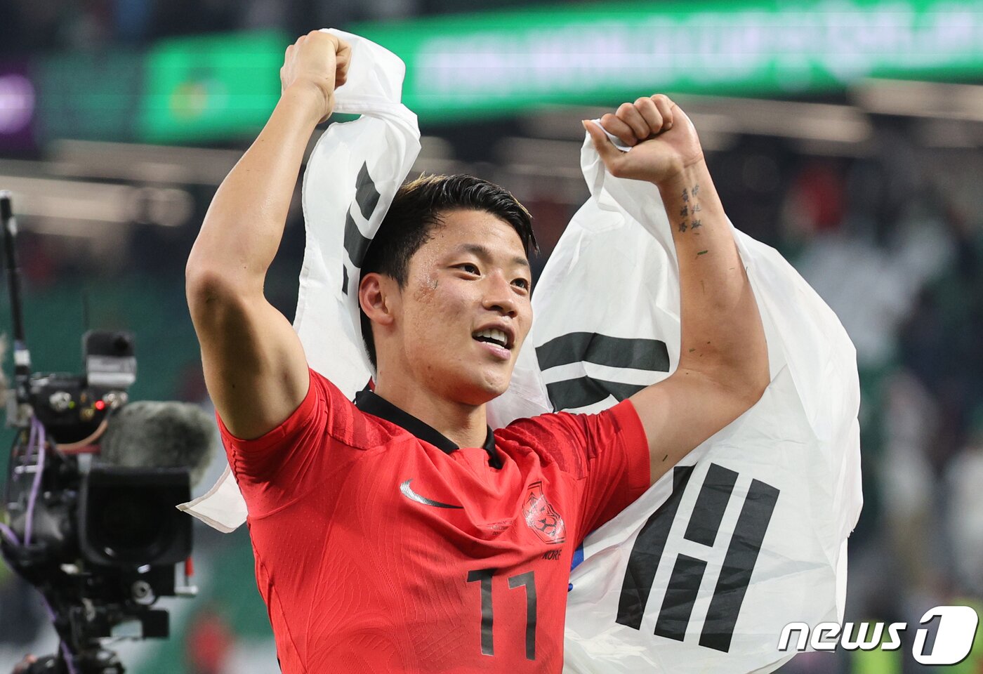 본문 이미지 - 2일 오후(현지시간) 카타르 알라이얀 에듀케이션 시티 스타디움에서 열린 2022 카타르 월드컵 조별리그 H조 3차전 대한민국과 포르투갈의 경기에서 2대 1로 승리한 대한민국의 황희찬이 응원단을 향해 인사하고 있다. 2022.12.3 ⓒ 뉴스1 이광호 기자
