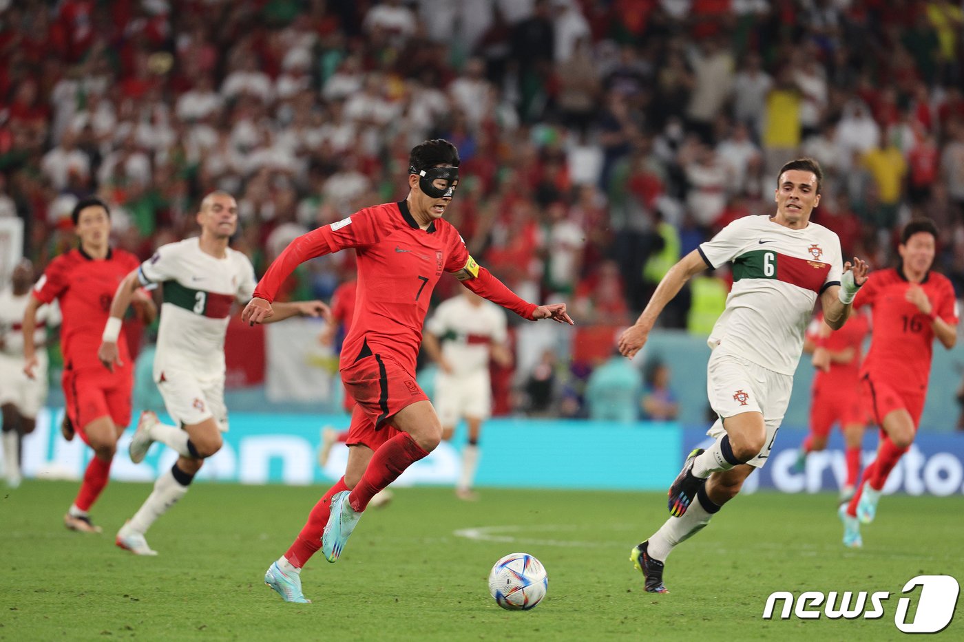 본문 이미지 - 2일 오후&#40;현지시간&#41; 카타르 알라이얀 에듀케이션 시티 스타디움에서 열린 2022 카타르 월드컵 조별리그 H조 3차전 대한민국과 포르투갈의 경기에서 대한민국 손흥민이 상대문전을 향해 드리블을 하고 있다. 2022.12.3/뉴스1 ⓒ News1 이광호 기자