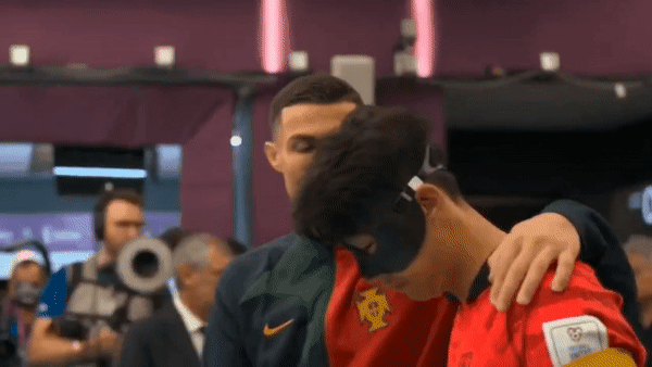 본문 이미지 - 크리스티아누 호날두가 손흥민을 격려하는 모습. (유튜브 갈무리)