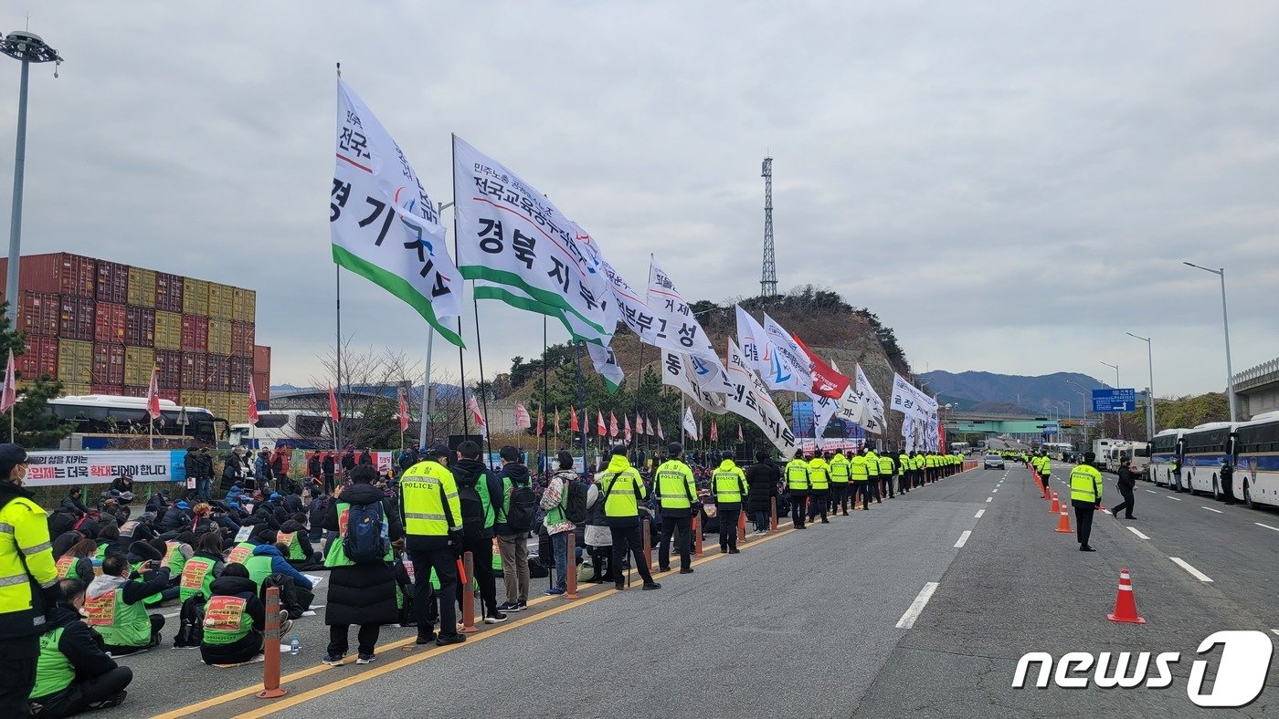 3일 오후 민주노총 조합원들이 부산 신항삼거리 컨테이너 부두 앞에서 집회를 하고 있다.&#40;부산경찰청 제공&#41;  