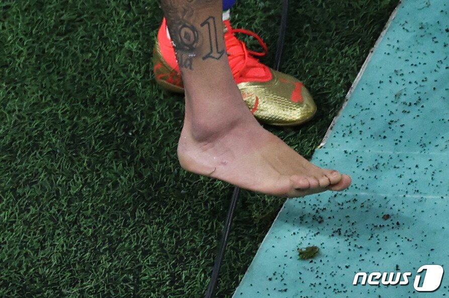 본문 이미지 - 발목 부상을 입은 네이마르 ⓒ AFP=뉴스1