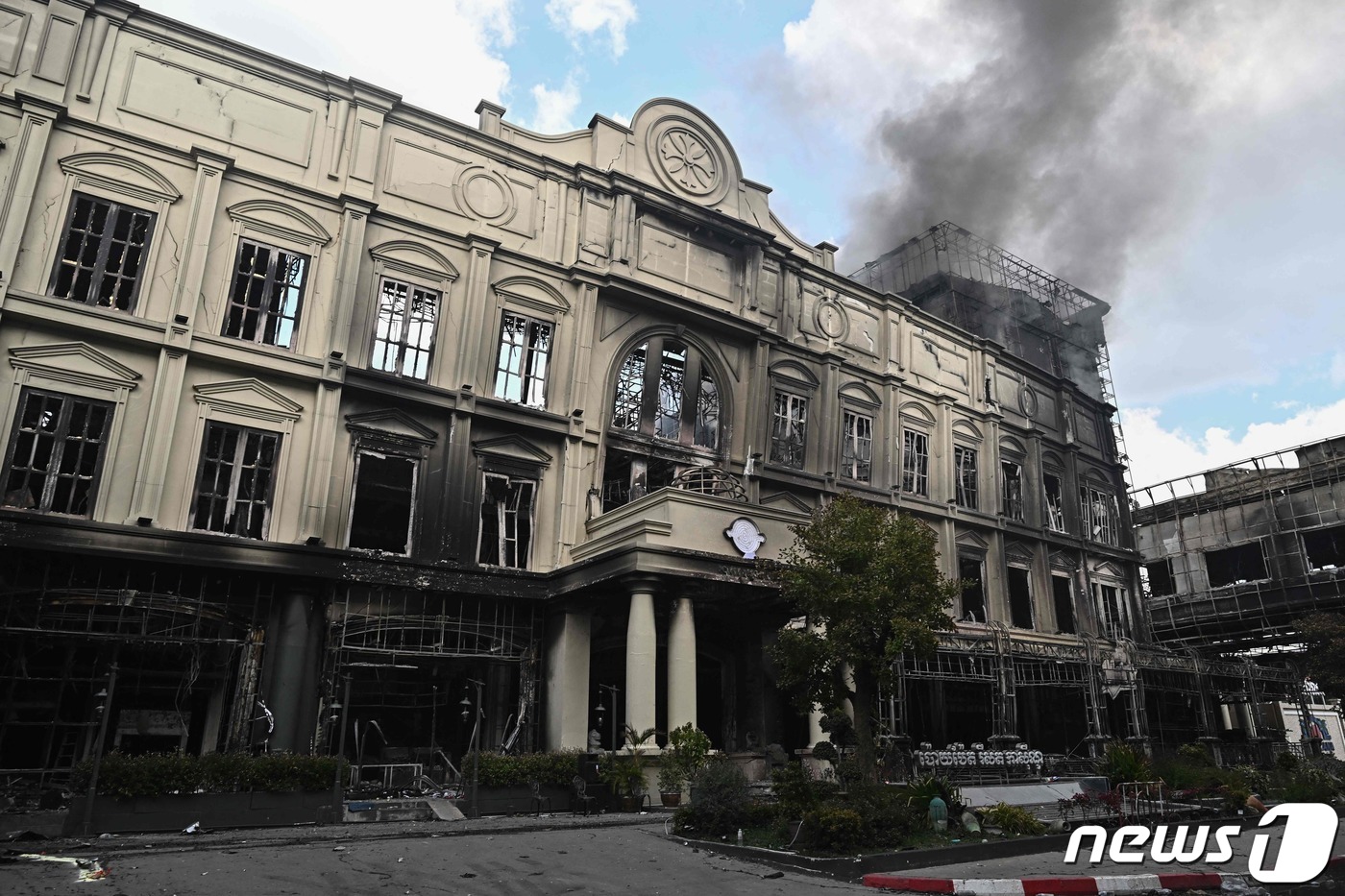 (포이펫 AFP=뉴스1) 김성식 기자 = 29일(현지시간) 캄보디아 포이펫의 그랜드 다이아몬트 시티 호텔에서 화재가 발생해 현지 소방에 의해 큰 불길은 진화된 가운데 호텔 본관에서 …